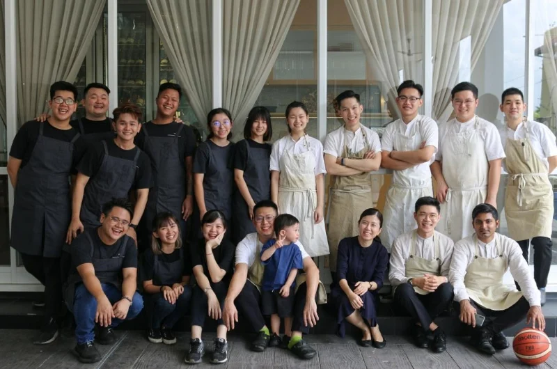 黄嘉亮(前排坐者右四)和他的“根”餐厅团队。 黄嘉亮(前排坐者右四)和他的“根”餐厅团队。