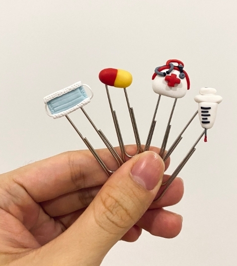 各种医用物品如口罩、药丸、急救箱和针筒，摇身变成可爱的软陶工艺品。