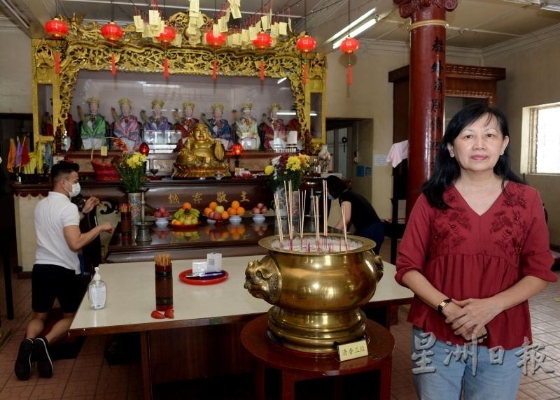 袁焕娣由第三代庙主所领养，自小在庙里长大，现在是七宫仙女庙的第四代管理人。