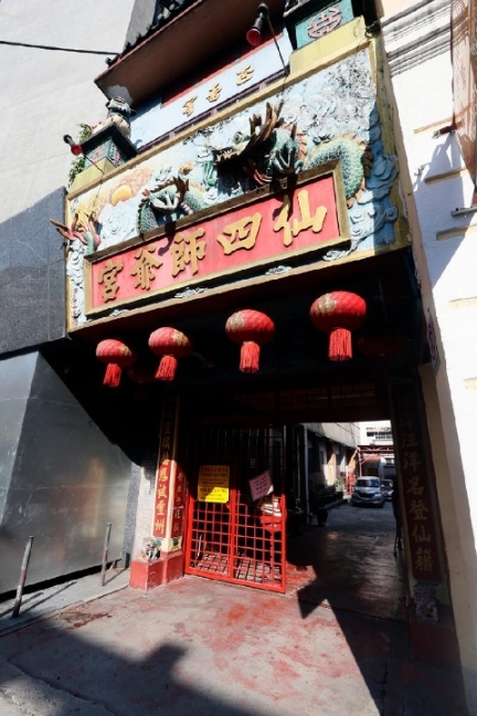 国辉到吉隆坡仙四师爷庙拜神的习惯已维持两三年。(图:本报档案照) 国辉到吉隆坡仙四师爷庙拜神的习惯已维持两三年。(图:本报档案照)