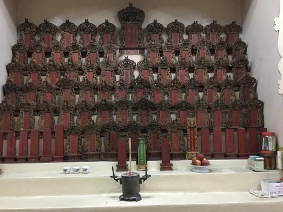 七宫仙女庙的内堂旧时安放着历代主持和在这里居住的妈姐的灵位，目前灵位已移至墓园供奉。（受访者提供）