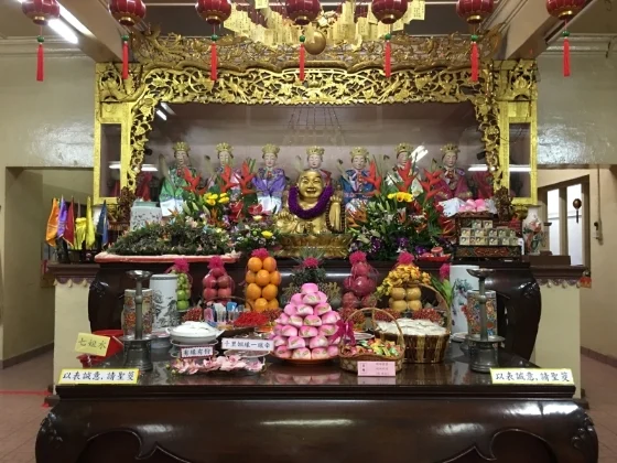 七夕节时,七宫仙女庙的神坛上会备有红线、七姐粉、扇子、手帕、寿桃包、喜糖等,给有缘人领取。(受访者提供)