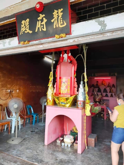 龙府殿供奉的主神是齐天大圣孙悟空，上乩童身的是大二爷伯。（受访者提供）