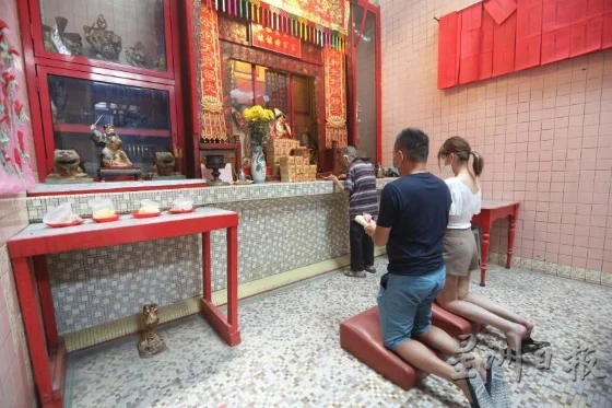 禀神是吉隆坡仙四师爷庙的特色,师傅正替两位信徒禀神。