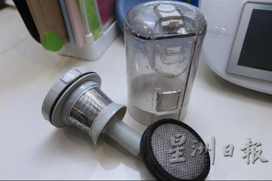 尘盒、滤网在水洗后,需要晾干才可以使用喔! 尘盒、滤网在水洗后,需要晾干才可以使用喔!