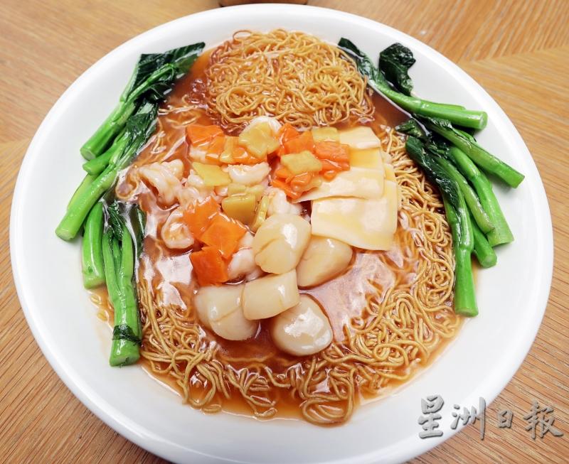 海鲜煎生面／RM65所有鲜味都来自新鲜海鲜的取材，面条吸收汤汁，更加美味。