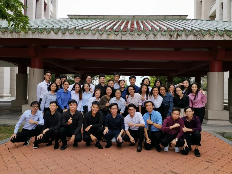 王伟俊与厦大大马分校化学工程学生摄于2019年的合照。 王伟俊与厦大大马分校化学工程学生摄于2019年的合照。
