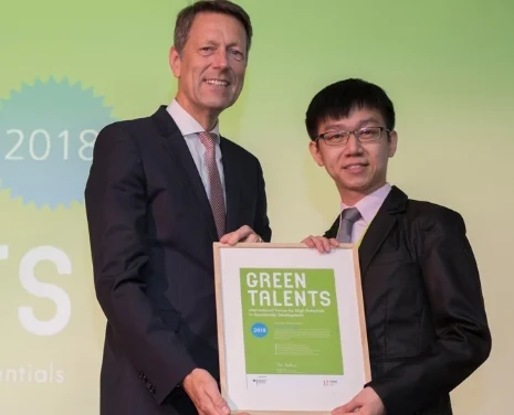 王伟俊2018年获得德国教育与研究部颁发的绿色精英奖(Green Talent Award),是全球25名获奖的年轻学者之一。 王伟俊2018年获得德国教育与研究部颁发的绿色精英奖(Green Talent Award),是全球25名获奖的年轻学者之一。