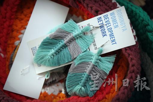 娜莎教导罗兴亚女性制作手工品以换取收入,为她们增加独立自主的资本。 娜莎教导罗兴亚女性制作手工品以换取收入,为她们增加独立自主的资本。