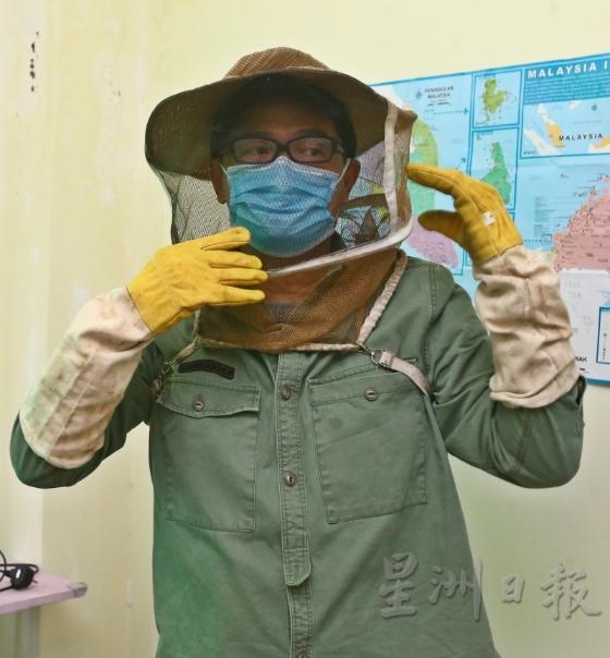 1. 防护:穿上厚长袖衣、收蜂手套和防护罩,以确保自身的安全。 1. 防护:穿上厚长袖衣、收蜂手套和防护罩,以确保自身的安全。