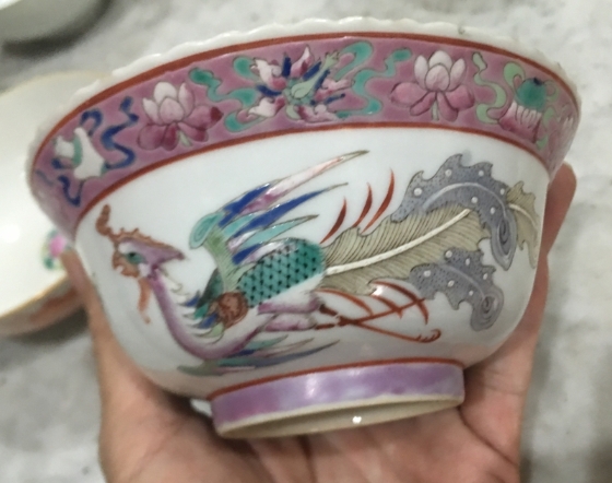 画工标致、色调典雅高贵的娘惹中碗。