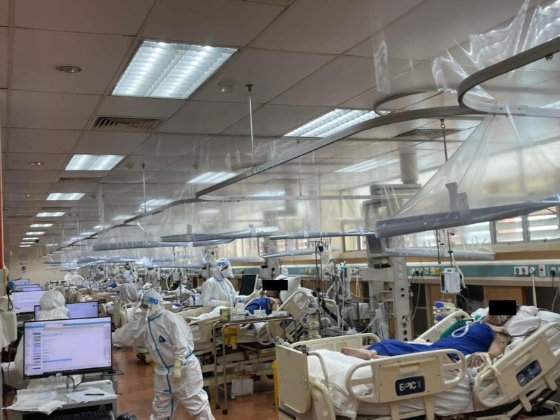 截至5月22日,巴生中央医院(HTAR)的ICU床位使用率达到117%,病床不足,以至于他们只能将普通病房改作ICU用途。(图片来自:卫生部官方脸书)