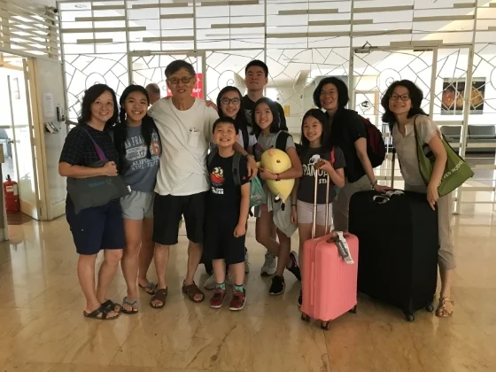 吴卓瑾(右二)几乎每年都会带着孩子回来马来西亚探访家人。 吴卓瑾(右二)几乎每年都会带着孩子回来马来西亚探访家人。