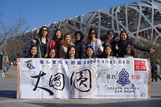 吴卓瑾（后排中）至今仍有跟中学同学保持联络。