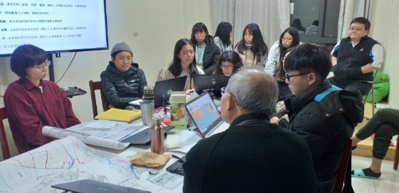 学生进入社区前，曾旭正带领调查和讨论。