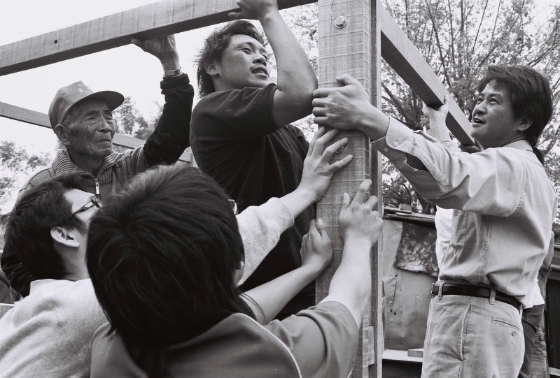 学生和居民一起合作重新打造社区。