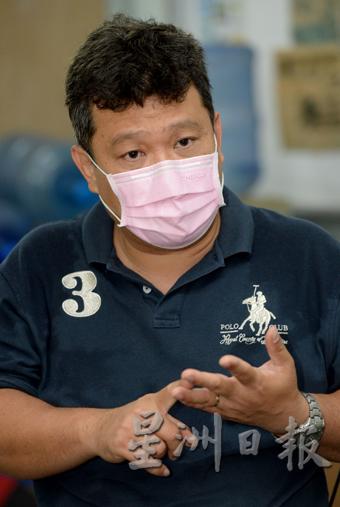 叶志明表示,违例事件需要居民共同监督,在社交群组通报,即时给予当事人提醒和劝告,才能减少问题纠纷。 叶志明表示,违例事件需要居民共同监督,在社交群组通报,即时给予当事人提醒和劝告,才能减少问题纠纷。
