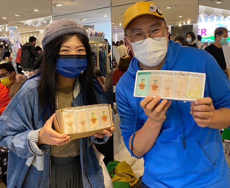 香港著名美食旅行家纪晓华（右），疫情之下在市集摆卖自家烘焙凤梨酥，不亢不卑走自己的路。
