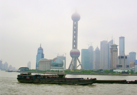 渡轮往来,晨雾缭绕,陆家嘴显得变幻莫测。