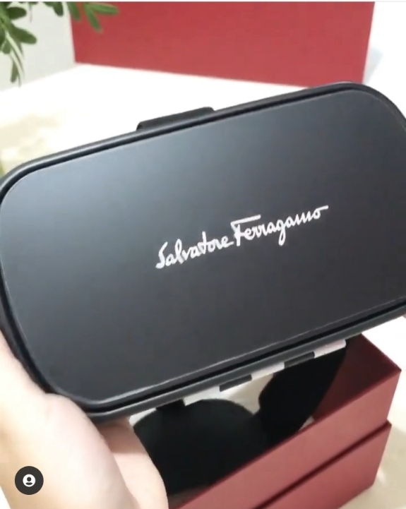 Salvatore Ferragamo为让时尚编辑在线上看秀时,能感受到现场感,送上了一个能虚拟实境的VR眼镜。 Salvatore Ferragamo为让时尚编辑在线上看秀时,能感受到现场感,送上了一个能虚拟实境的VR眼镜。