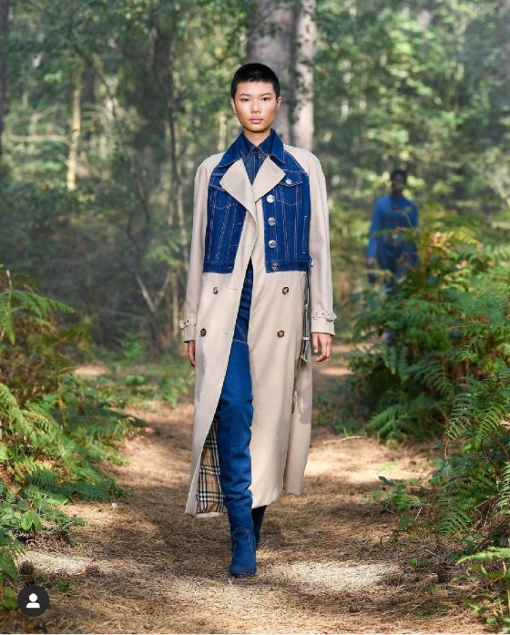 Burberry把2021年春夏季的秀场搬进了森林。 Burberry把2021年春夏季的秀场搬进了森林。