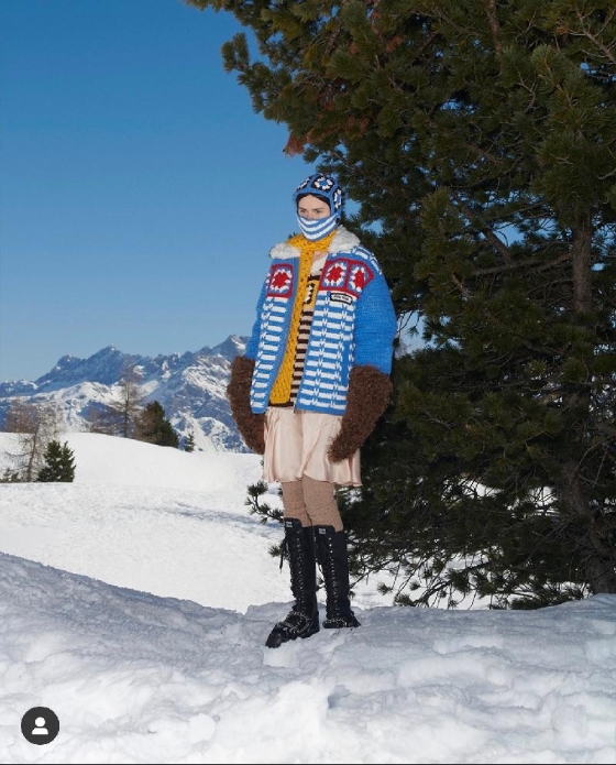 为了更好的展示2021年的秋冬季系列,Miu Miu将白雪覆盖的雪山设为服装秀的场地。 为了更好的展示2021年的秋冬季系列,Miu Miu将白雪覆盖的雪山设为服装秀的场地。