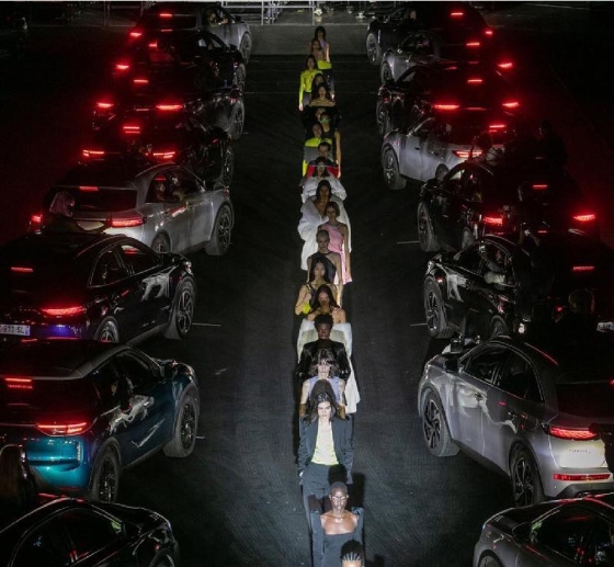 疫情后/为顾及防疫,各家品牌各出奇招。大马人较陌生的法国品牌Coperni,在法国一个停车场发布2021年秋冬系列服装秀。所有来宾开车到现场后便将车子停放好,服秀全程都待在车里,模特儿会穿梭在停车场的走道,向在车里的来宾展示新一季服饰,十分有趣。 疫情后/为顾及防疫,各家品牌各出奇招。大马人较陌生的法国品牌Coperni,在法国一个停车场发布2021年秋冬系列服装秀。所有来宾开车到现场后便将车子停放好,服秀全程都待在车里,模特儿会穿梭在停车场的走道,向在车里的来宾展示新一季服饰,十分有趣。