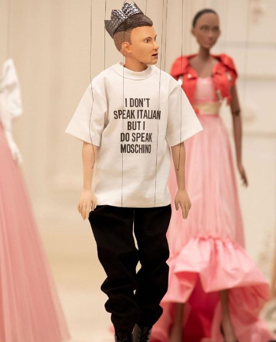 Moschino 2021年春夏季的服装秀上,由提线木偶化身伸展台上的模特儿,细心的话还会发现来看秀的是《纽约时报》评论家Vanessa Friedman、《Vogue》杂志编辑Anna Wintour等时装周上的常客,最后还有创意总监Jeremy Scott造型的木偶携同模特儿到台前谢幕,整个呈献方式极具创意。 Moschino 2021年春夏季的服装秀上,由提线木偶化身伸展台上的模特儿,细心的话还会发现来看秀的是《纽约时报》评论家Vanessa Friedman、《Vogue》杂志编辑Anna Wintour等时装周上的常客,最后还有创意总监Jeremy Scott造型的木偶携同模特儿到台前谢幕,整个呈献方式极具创意。