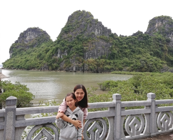 船停靠岸后,往洞穴探幽前的靓丽风景。