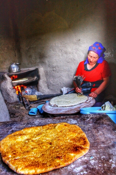 辛纳利大妈躲在暗房里制作大饼，那可是我漫长的旅程中吃过最好吃的大饼！

