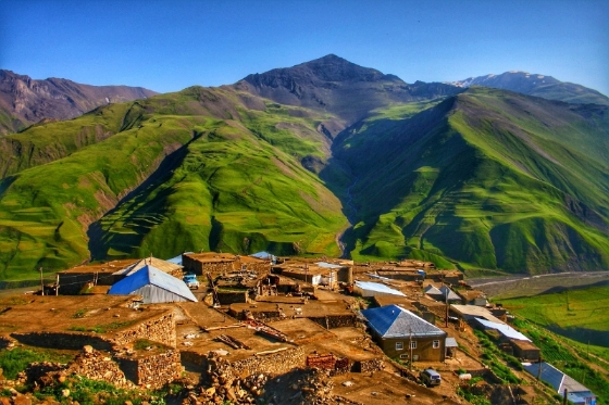 辛纳利乱七八糟地盘踞在海拔2350米的土阜上，抢了青山不少风头。

