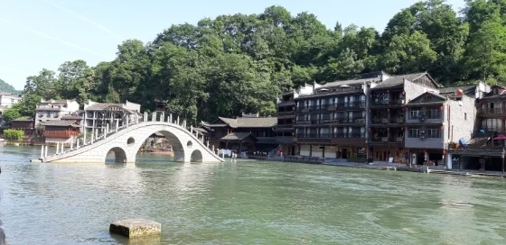 乘搭乌篷船欣赏古城水乡土家吊脚楼建筑群。

