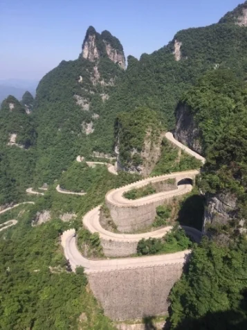 从天门山俯瞰九曲十八弯山路。

