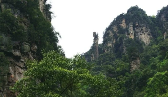 像个采药老人造型的奇异山峰。

