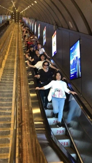 贯串于天门山隧道,全长897米的电动扶梯。