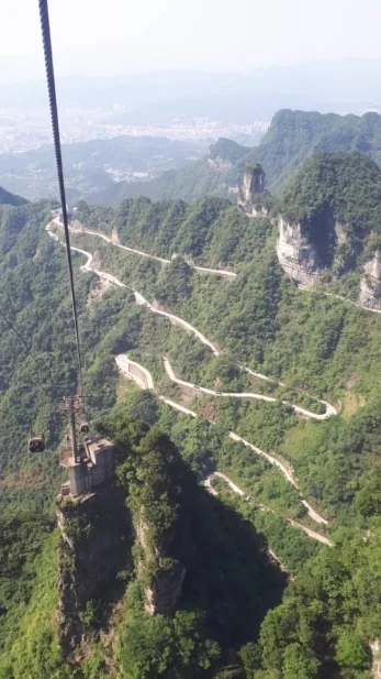 张家界天门山世界上最长的高山缆车索道。