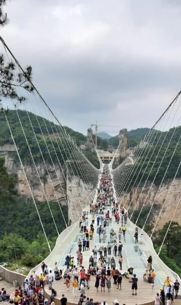 令人无法想像玻璃吊桥,要筑造钢索在桥面两端的岩石峭壁,是艰巨浩大的工程。