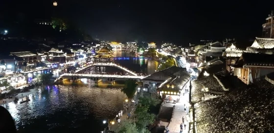 从高架桥俯瞰凤凰古城迷人的夜景。

