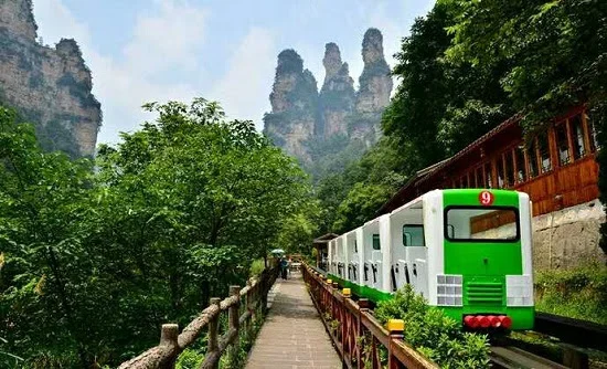 十里画廊小火车。