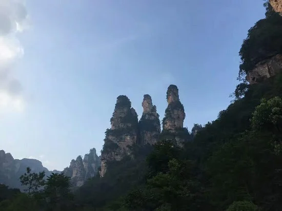千姿百态的奇异山峰──三姐妹峰。