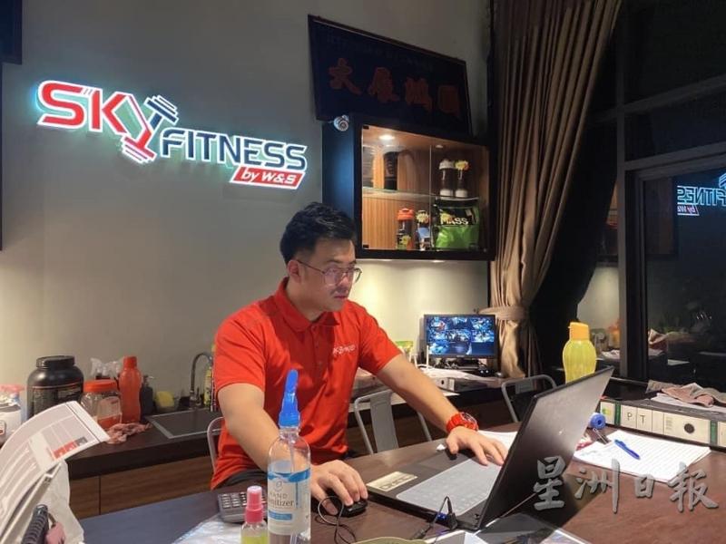 原本经营健身中心的罗俊飞,在全面封锁期间,无法营业,只能转行先卖榴梿过日子。