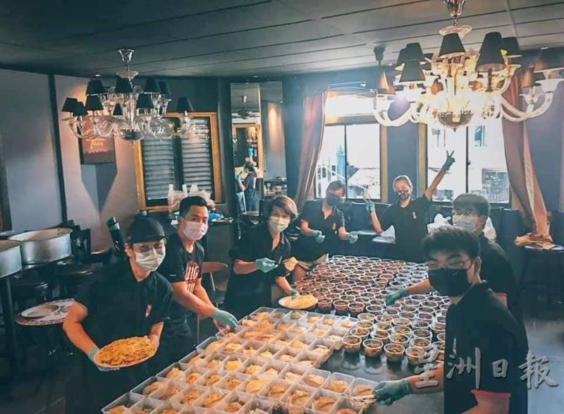 大家如火如荼的准备外卖，让顾客可以享用美味的午餐。