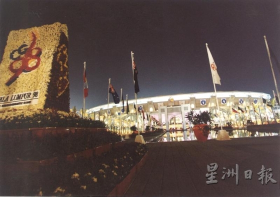 CG98 4个字是“Commonwealth Games 1998”的缩写，拼成国花大红花，是当届赛会标志。