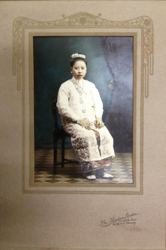 与梅孑先生结缘的旧娘惹彩照。