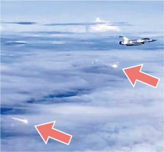台政府为迎接羽毛球队返台,昨日派出空军战机「幻影2000」伴飞。女单选手戴资颖在机上拍摄的短片,可见幻象2000战机发射多发热焰弹(箭嘴示)。(图:网络照) 台政府为迎接羽毛球队返台,昨日派出空军战机「幻影2000」伴飞。女单选手戴资颖在机上拍摄的短片,可见幻象2000战机发射多发热焰弹(箭嘴示)。(图:网络照)
