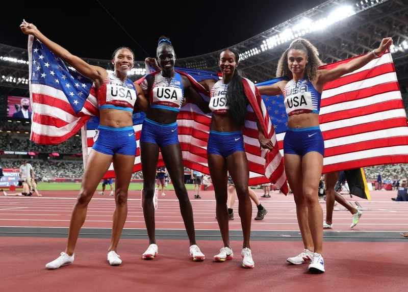 在周六男女4x400公尺接力赛皆摘金后,美国成功达成奥运田径赛总冠军10连霸。图为美国女4x400公尺金牌成员,左起为麦格劳林、阿辛.穆、菲利克斯和达莉拉.莫哈末。(欧新社照片)