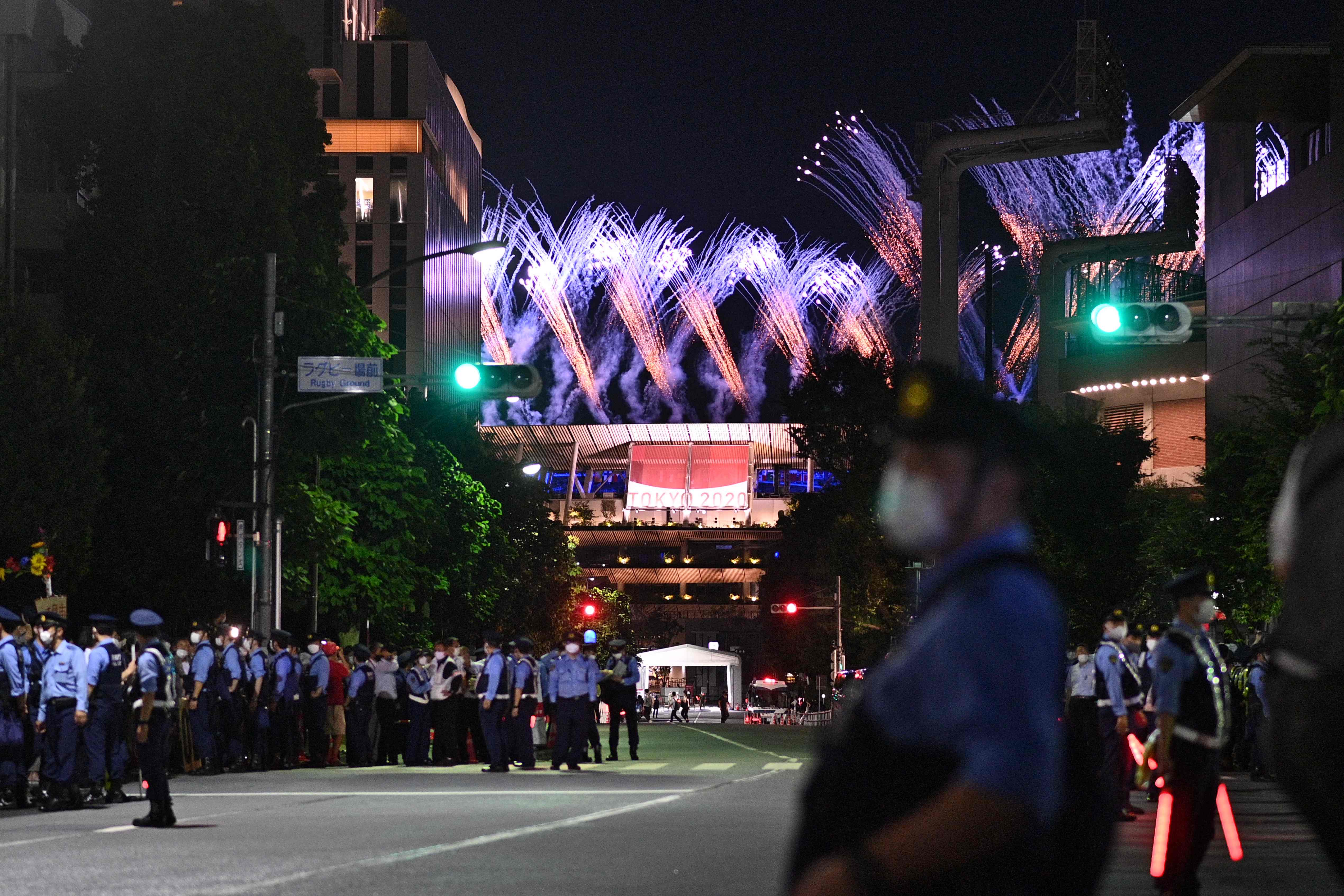 东京奥运会闭幕式期间,五彩缤纷的烟花照亮了奥林匹克体育场的夜空,图为警方在场外维持秩序。(法新社照片)
东京奥运会闭幕式期间,五彩缤纷的烟花照亮了奥林匹克体育场的夜空,图为警方在场外维持秩序。(法新社照片)
