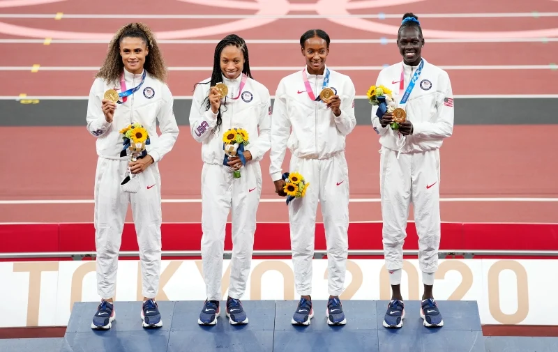 美国在东奥田径赛成功保住10连霸江山,但金牌数与上届相比锐减近半数,图为少数保住金牌的女子4x400公尺接力赛选手。(欧新社照片)