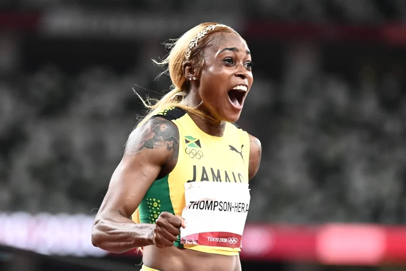 汤普森此番包揽女子100公尺和200公尺金牌,并助牙买加于女4x100封后,单届3金傲视东奥田径赛场。(法新社照片) 汤普森此番包揽女子100公尺和200公尺金牌,并助牙买加于女4x100封后,单届3金傲视东奥田径赛场。(法新社照片)