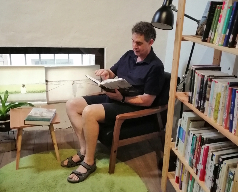 历史作家兰登(Marcus Langdon)在潮人居阁楼里翻自己的著作,随意让我们摆拍。 历史作家兰登(Marcus Langdon)在潮人居阁楼里翻自己的著作,随意让我们摆拍。